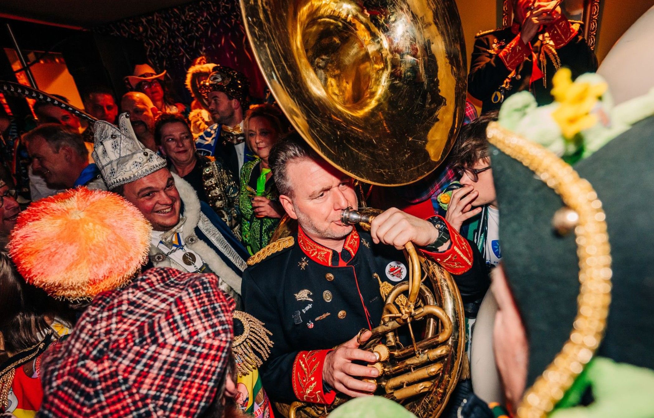 Volle dansvloer bij een optreden van De Blaoskaffers