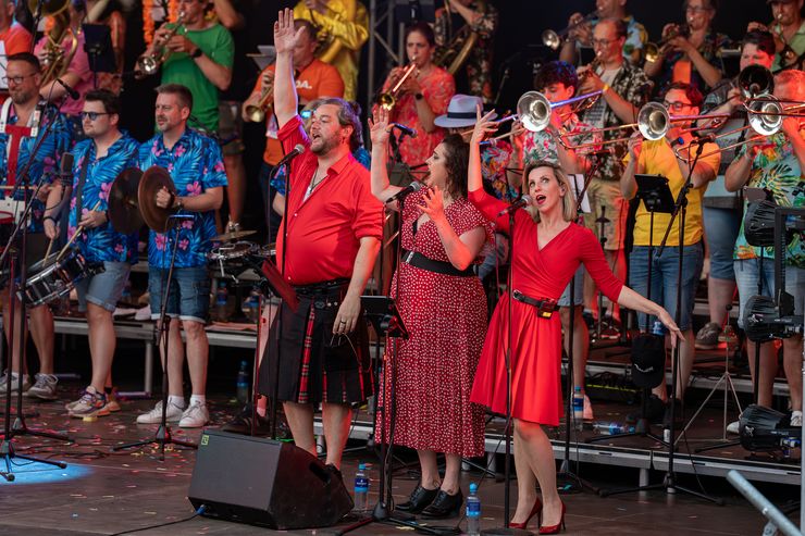 Zangers van Vocalicious in het rood vóór de voltallige band op het Spanjaardsgat Festival 2026
