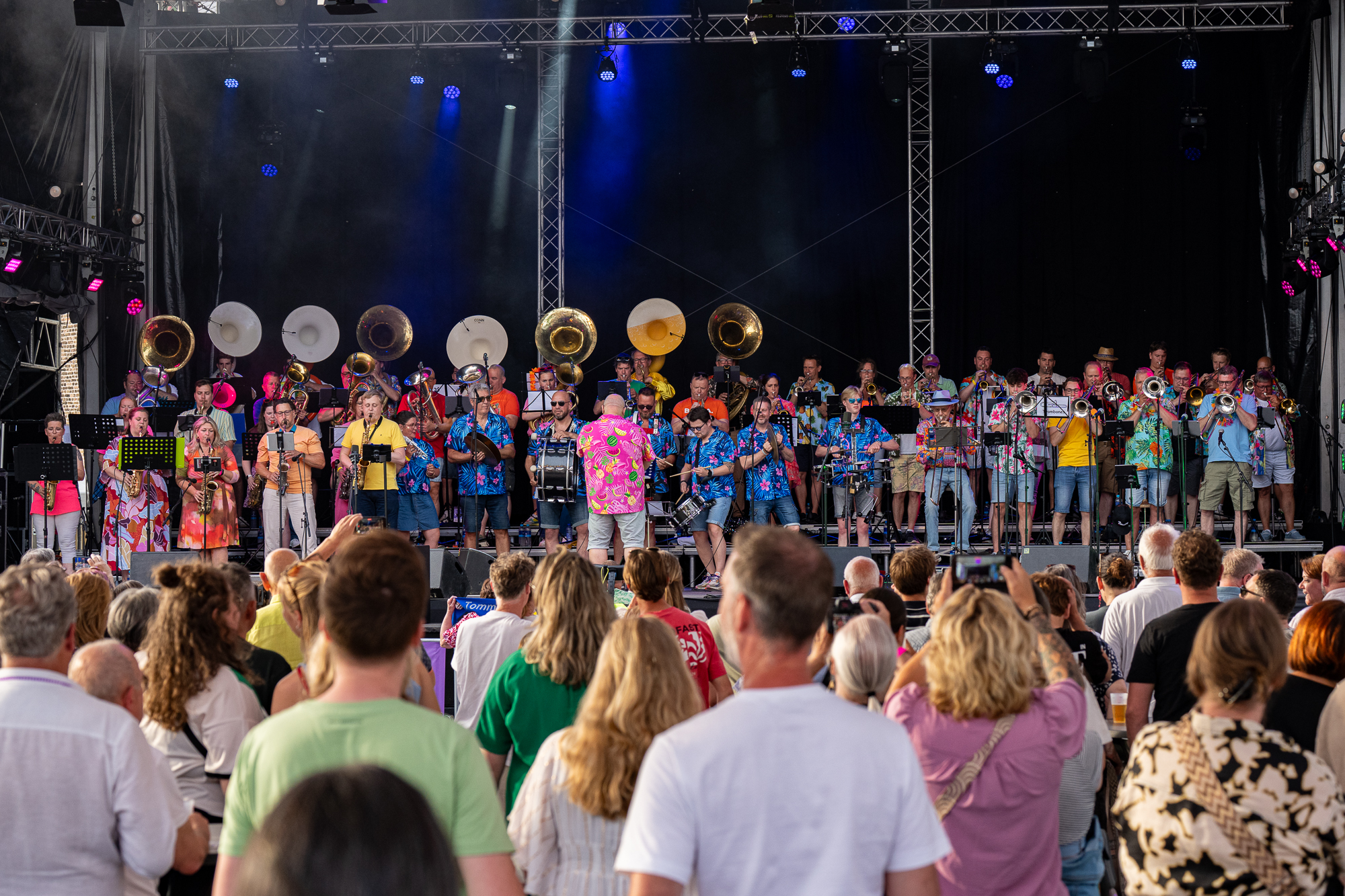 De Toppers van Breda met 60 muzikanten op het podium van het Spanjaardsgat Festival 2026, met publiek ervoor