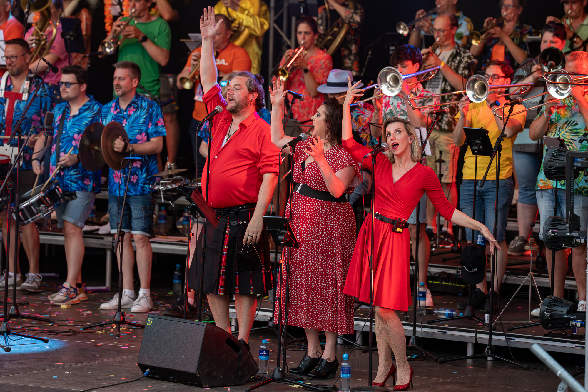 Zangers van Vocalicious in het rood vóór de voltallige band op het Spanjaardsgat Festival 2026