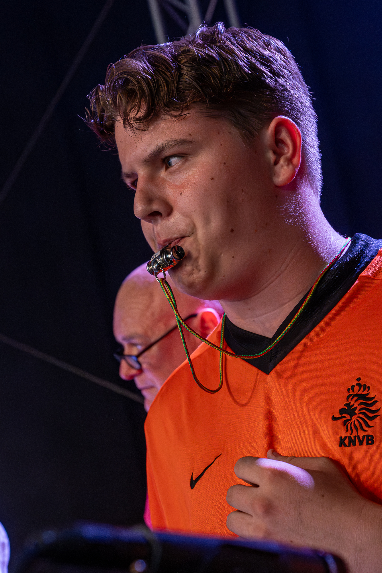 Muzikant vol energie op het podium tijdens het Spanjaardsgat Festival