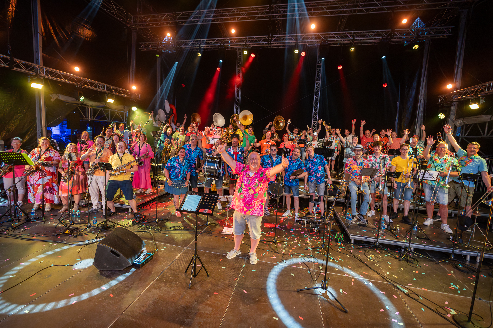 De voltallige Toppers van Breda op het podium met confetti tijdens het Spanjaardsgat Festival 2026