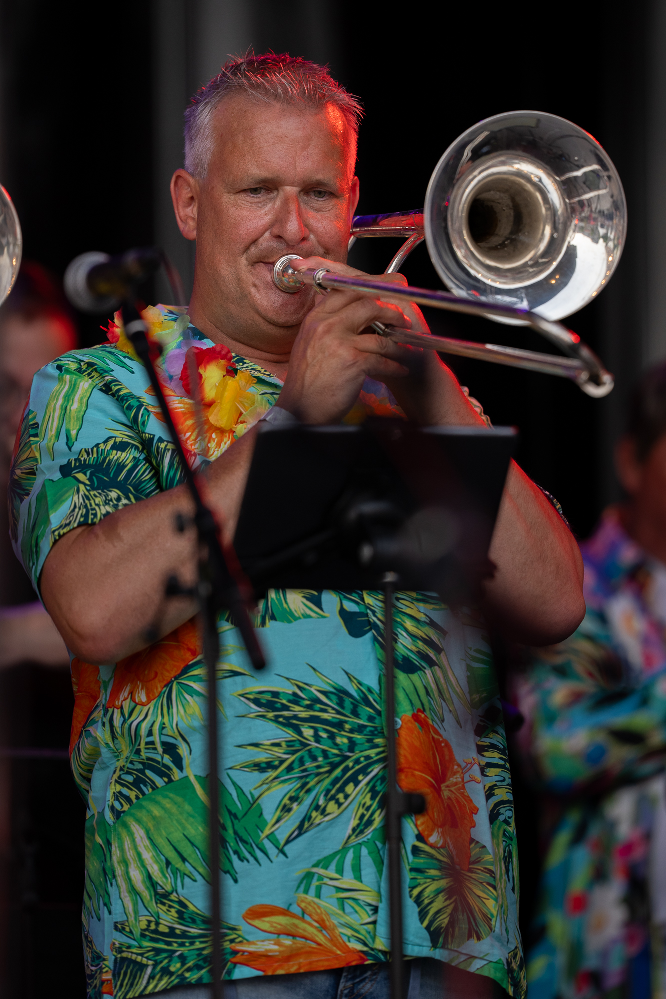 Trombonist in tropisch overhemd in actie op het Spanjaardsgat Festival