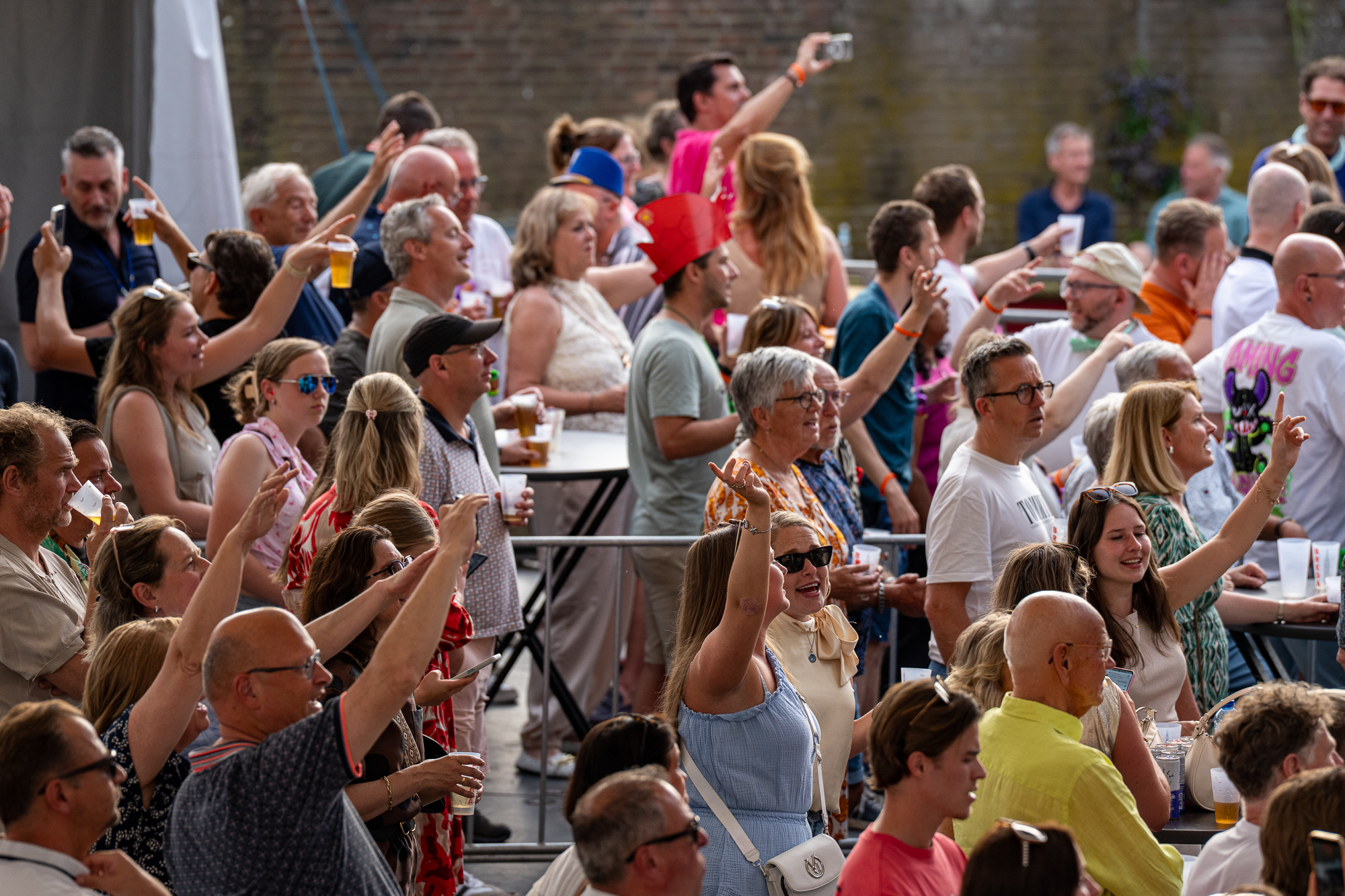 Volle terrassen en feestend publiek tijdens het Spanjaardsgat Festival 2026 in Breda