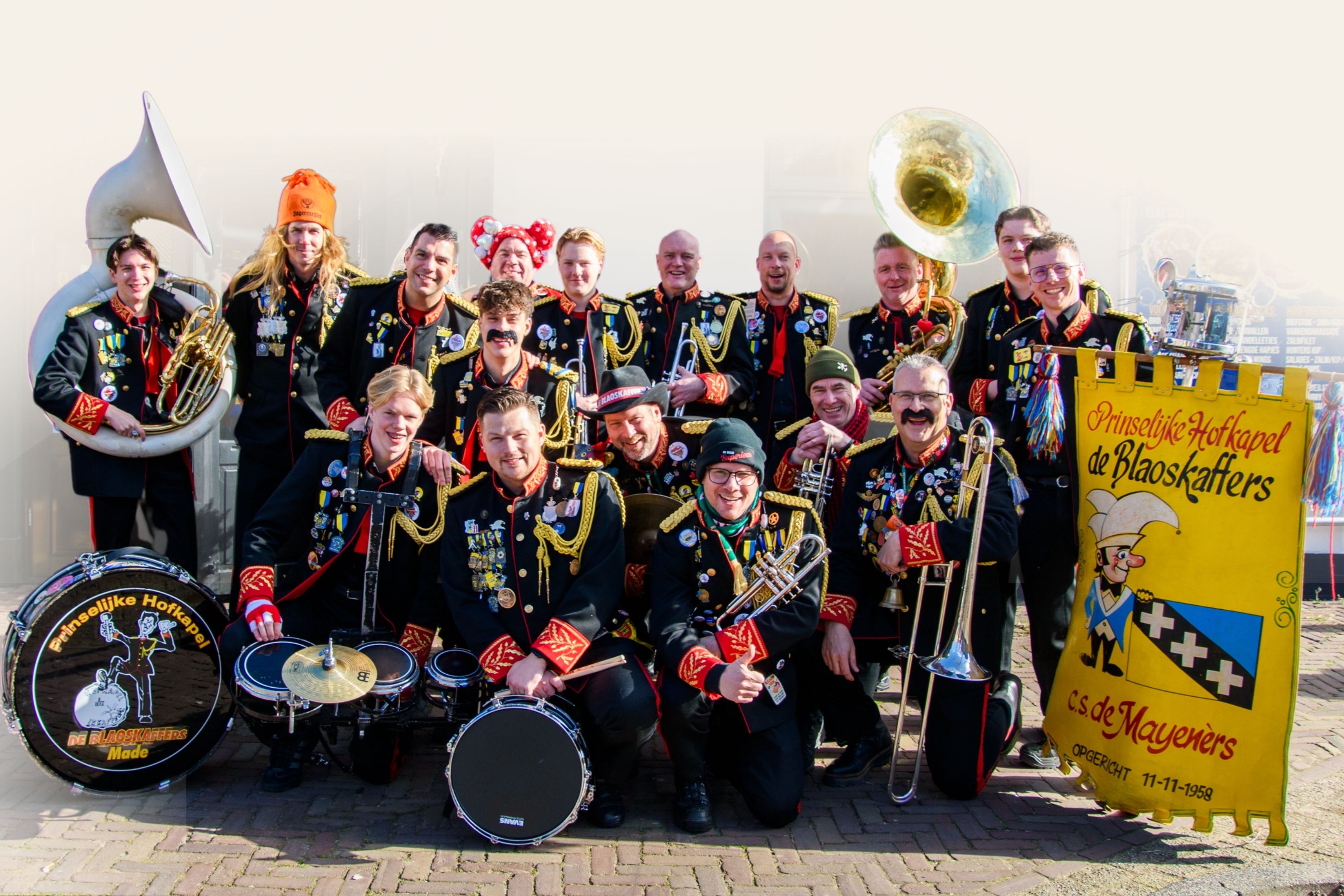 De Blaoskaffers — 16 muzikanten op het podium in Made