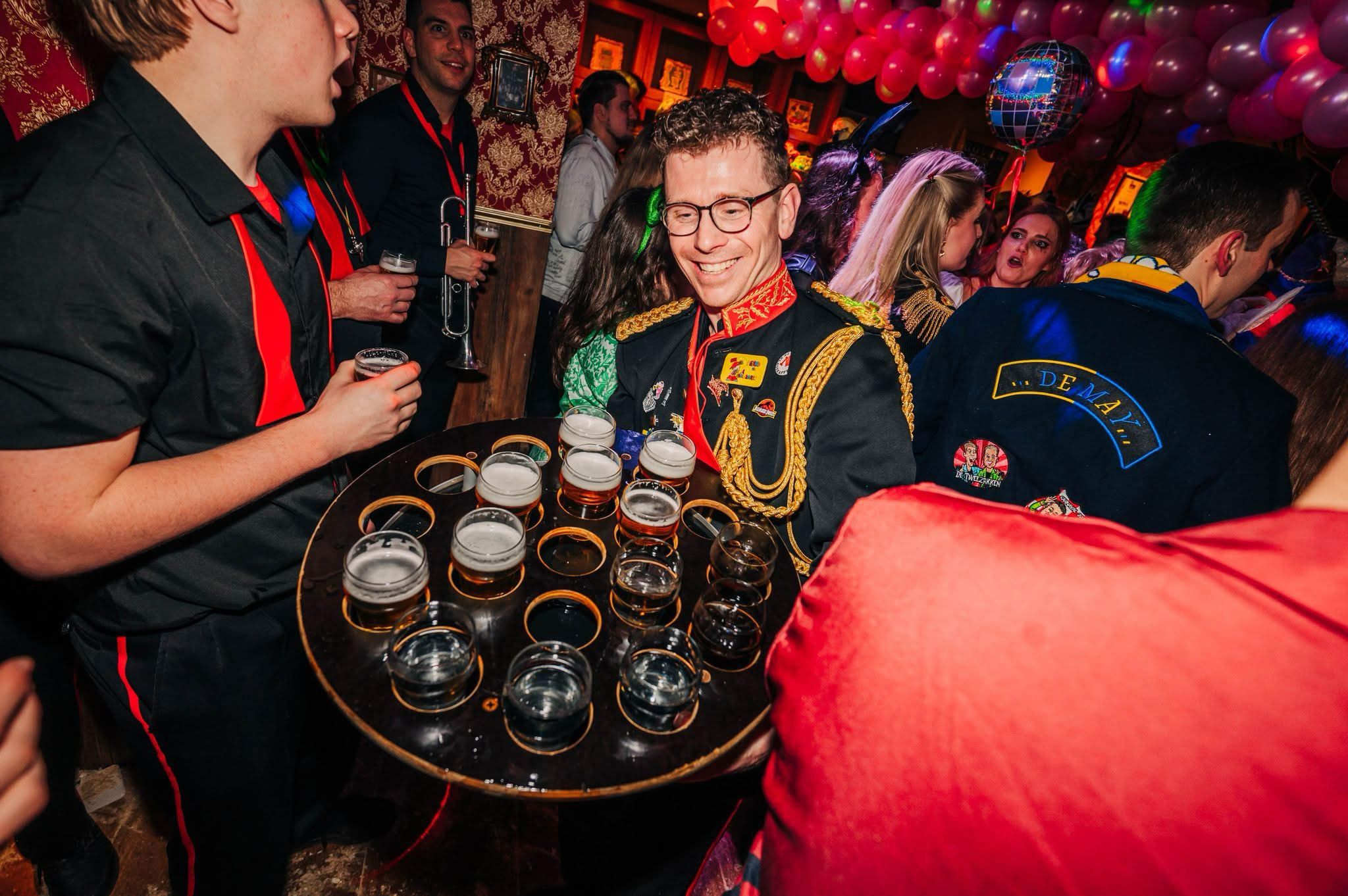 De Blaoskaffers spelen voor een volle zaal tijdens een feest
